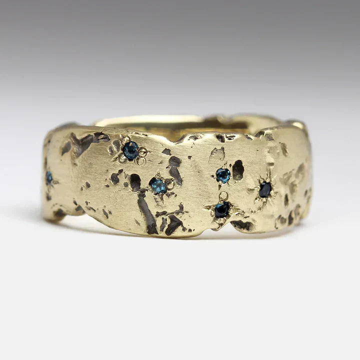 Anillo antiguo dorado forjado con cristal azul incrustado | Oro