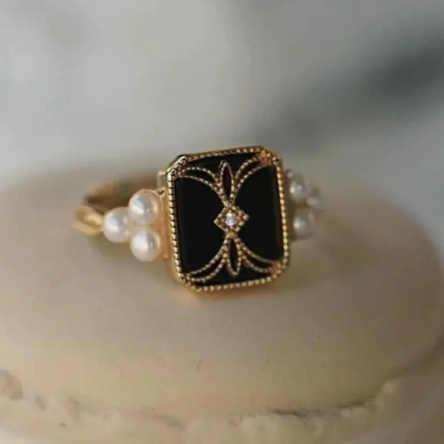 Anillo dorado antiguo con perla negra | Oro