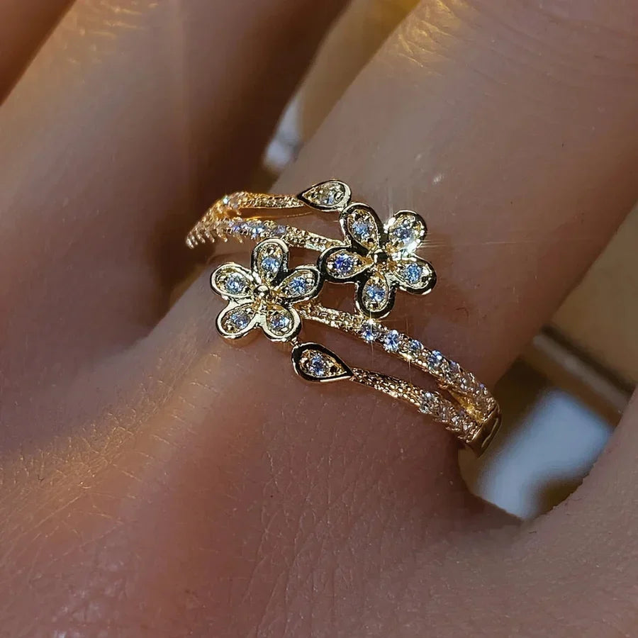 Elegante Anillo Dorado con Flor Brillante | Oro