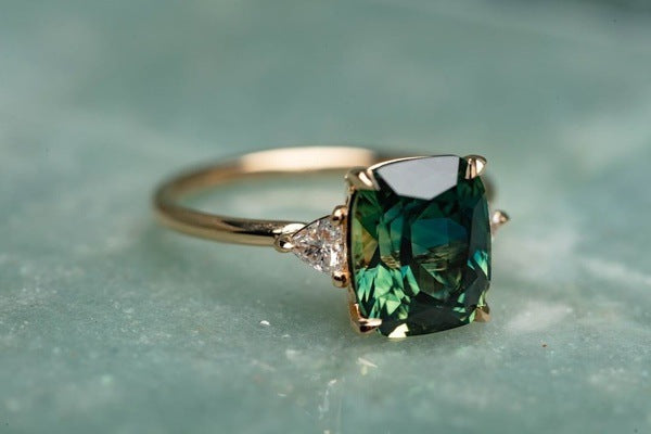 Anillo de gema verde de inspiración vintage | Dorado