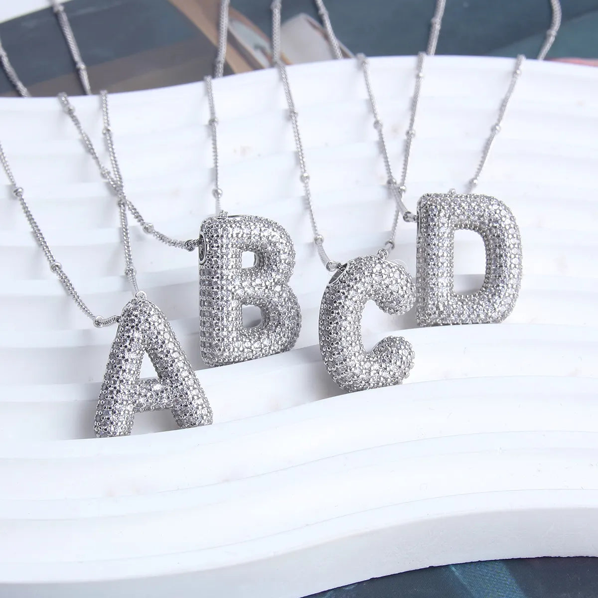 Conjunto de collar inicial de letras burbuja | Oro blanco