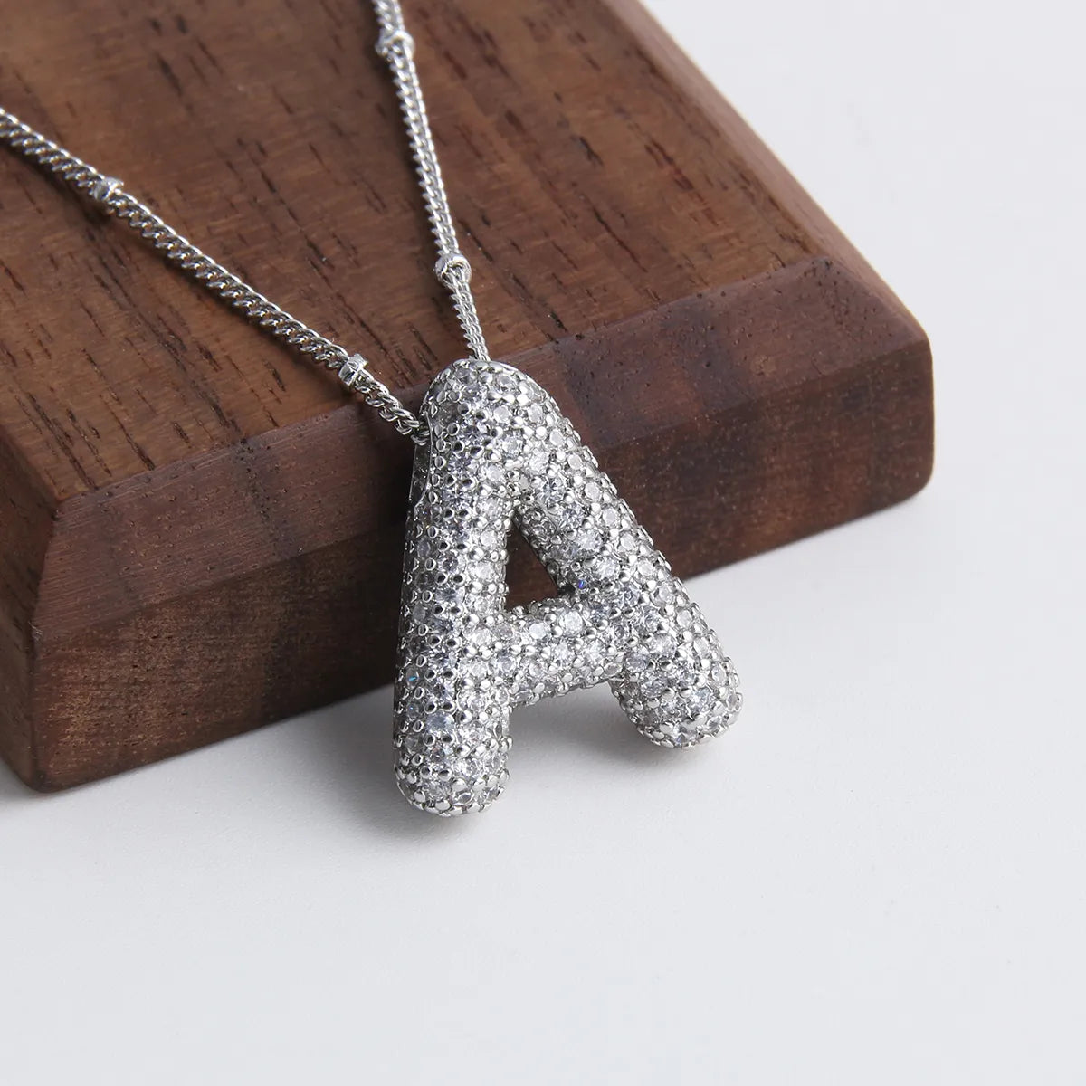 Conjunto de collar inicial de letras burbuja | Oro blanco
