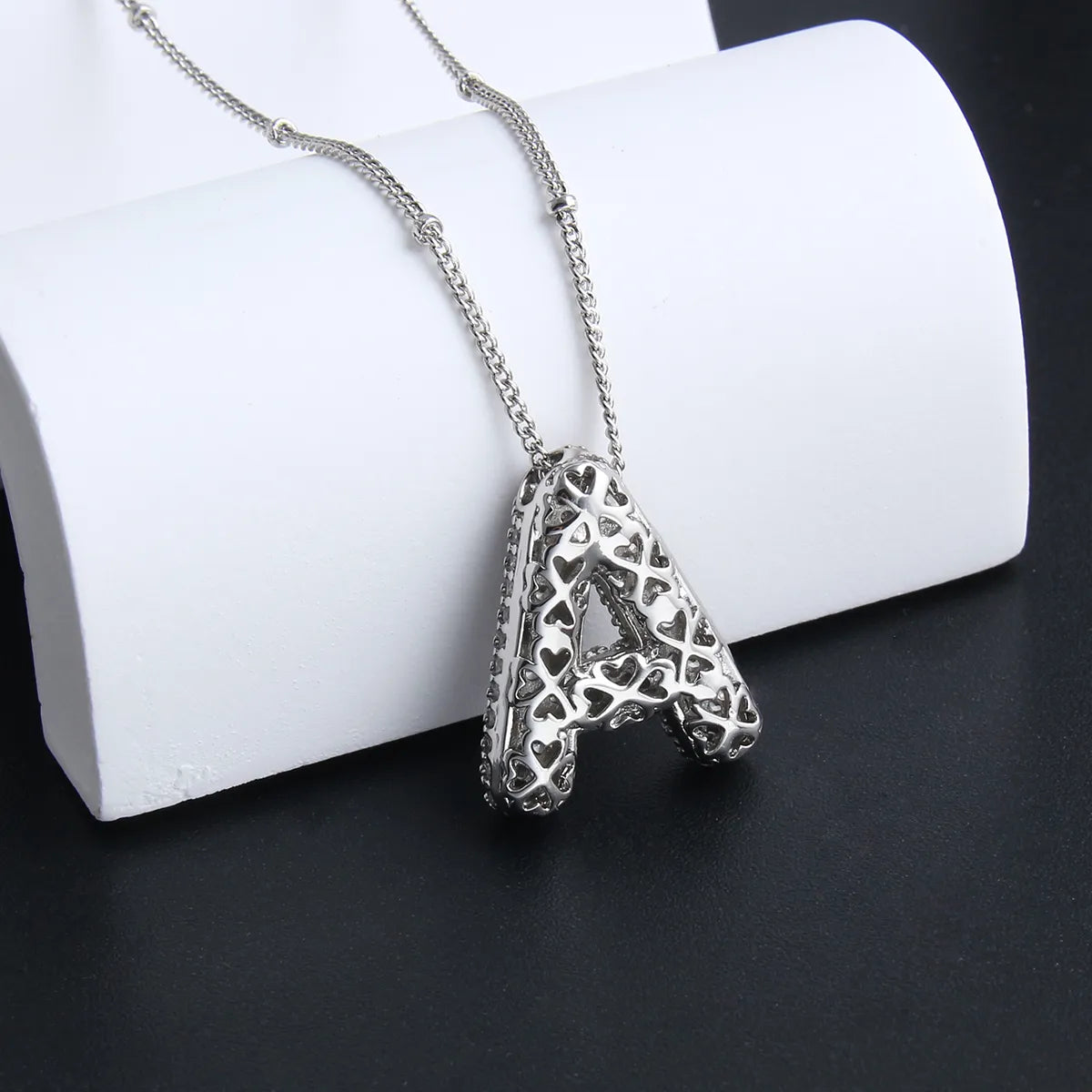 Conjunto de collar inicial de letras burbuja | Oro blanco