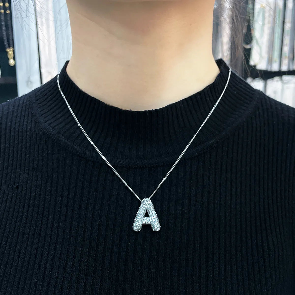 Conjunto de collar inicial de letras burbuja | Oro blanco