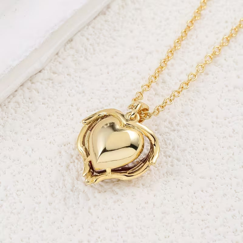 Collar de oro Corazón de rubí Abrazo de ángel