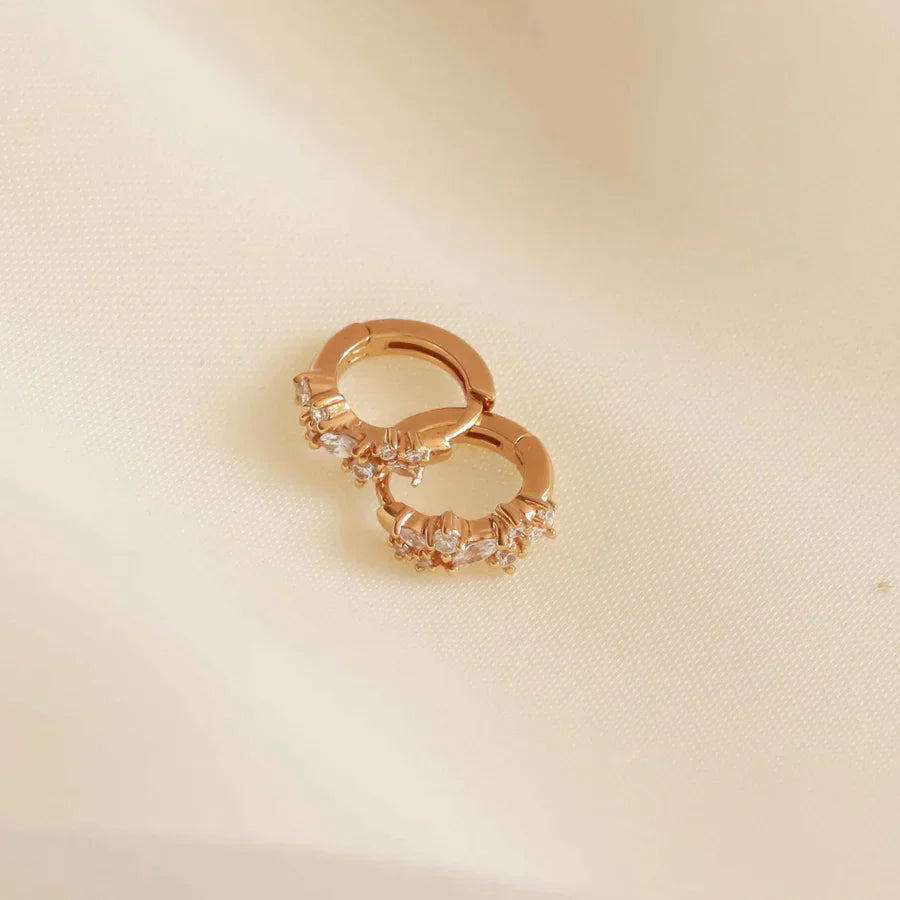 Pendientes Huggies con racimo de cristales | Oro blanco