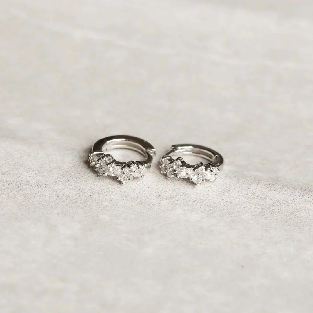 Pendientes Huggies con racimo de cristales | Oro blanco