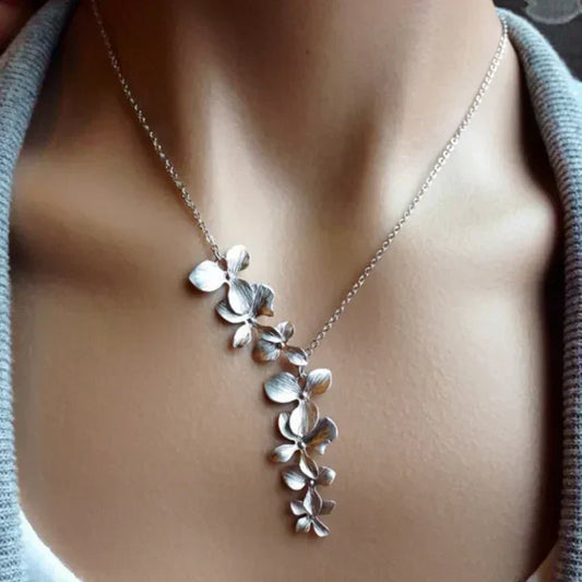 Collar con dije de pétalos plateados | Oro blanco
