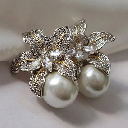 Exquisitos pendientes de flor y perla | Oro blanco