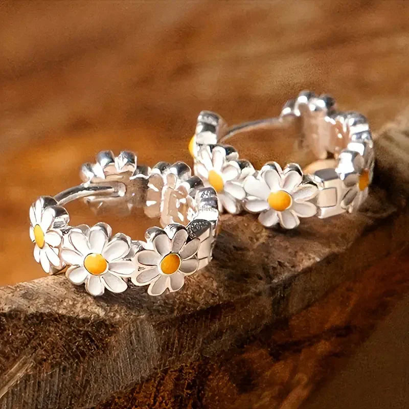 Elegantes aretes de aro Daisy | Oro blanco