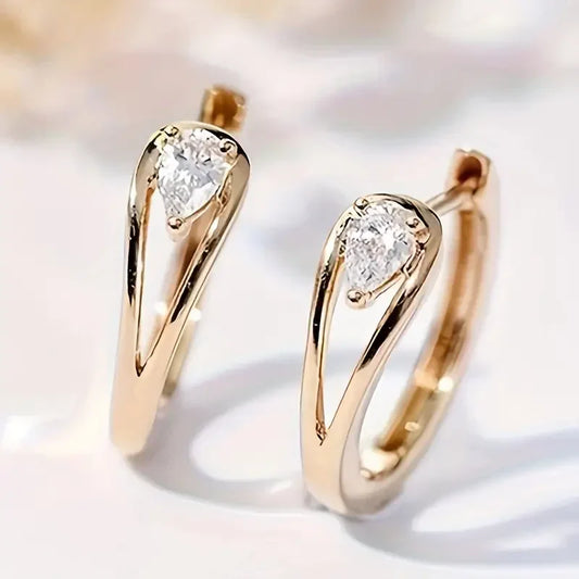 Exquisitos pendientes dorados de circonita con forma de lágrima | Oro
